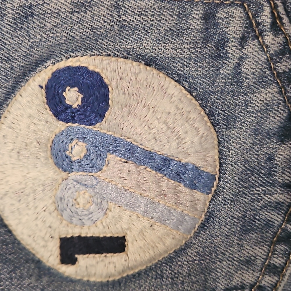 LIKE NEW "LUCKY BRAND" Woven 1990s Patch Detailed Jeans! 8/29